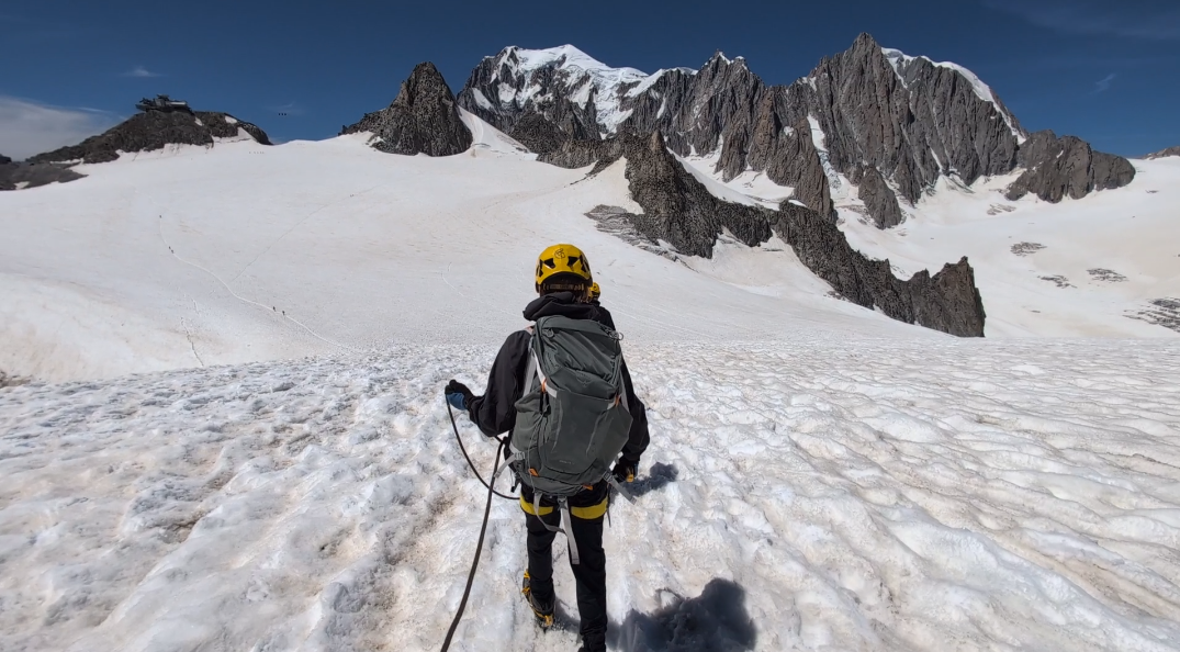 Alpinistes encordés progressant en haute montagne