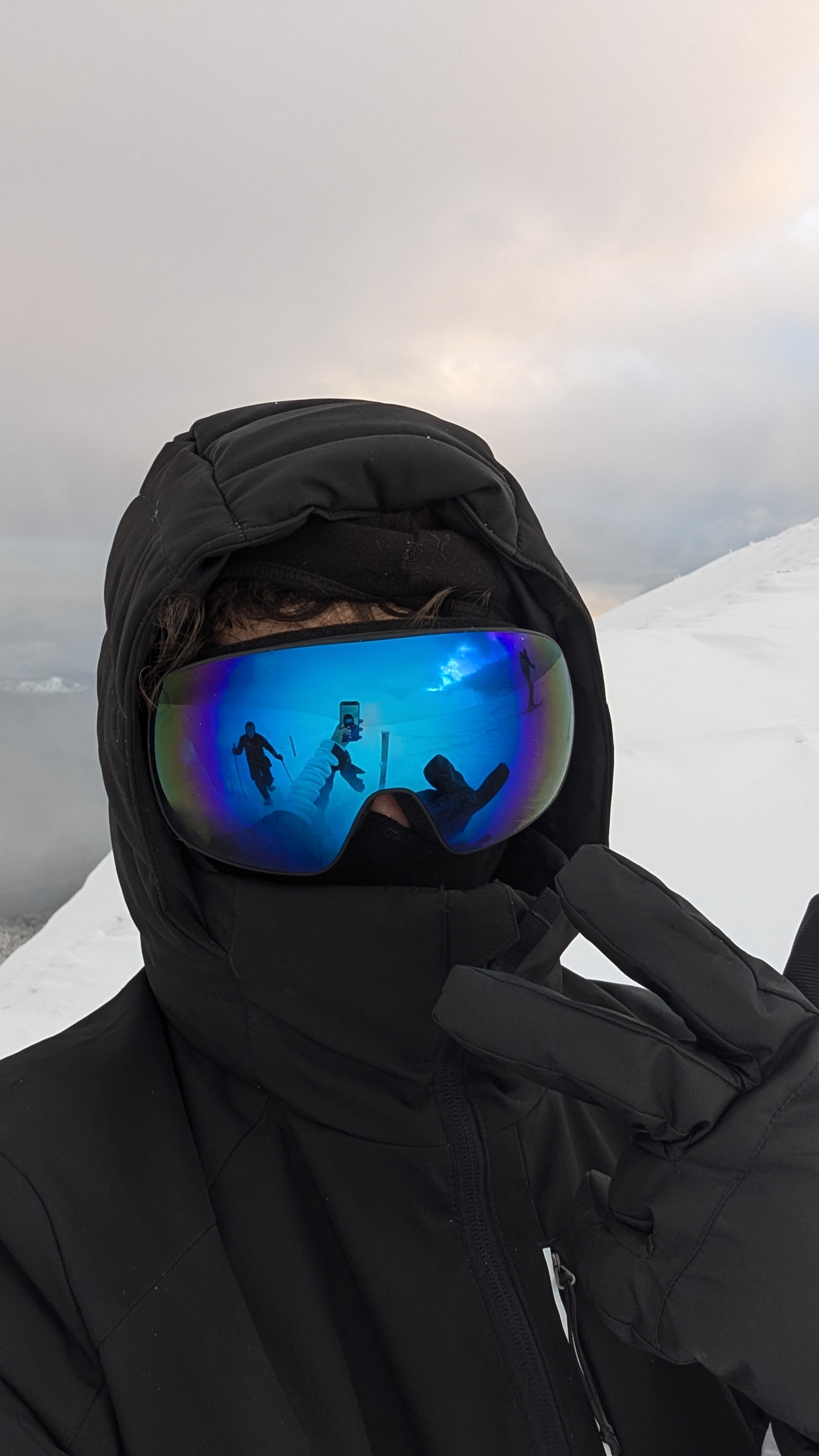 Ezra au sommet en conditions hivernales