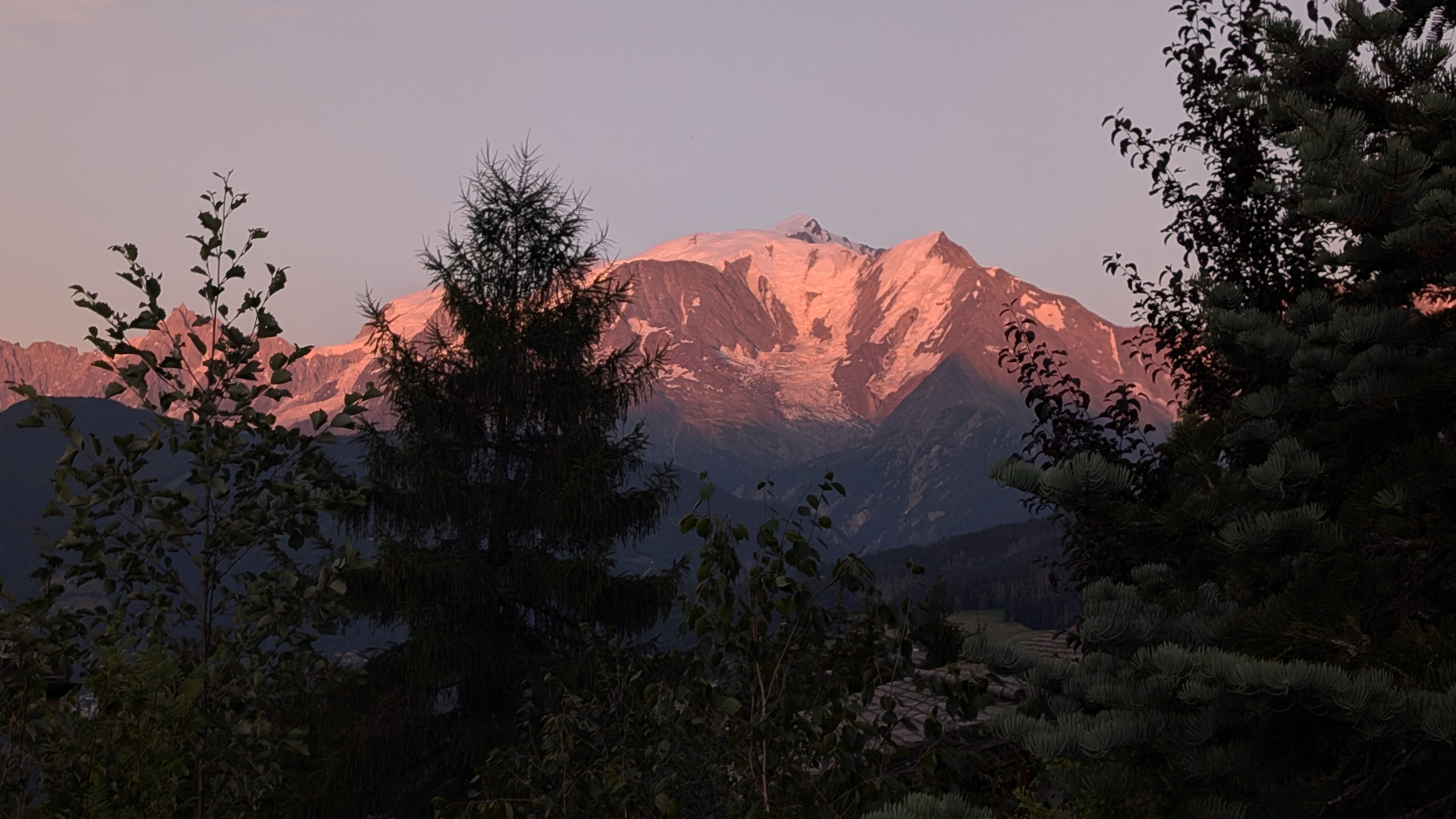 Le massif du Mont-Blanc au coucher du soleil